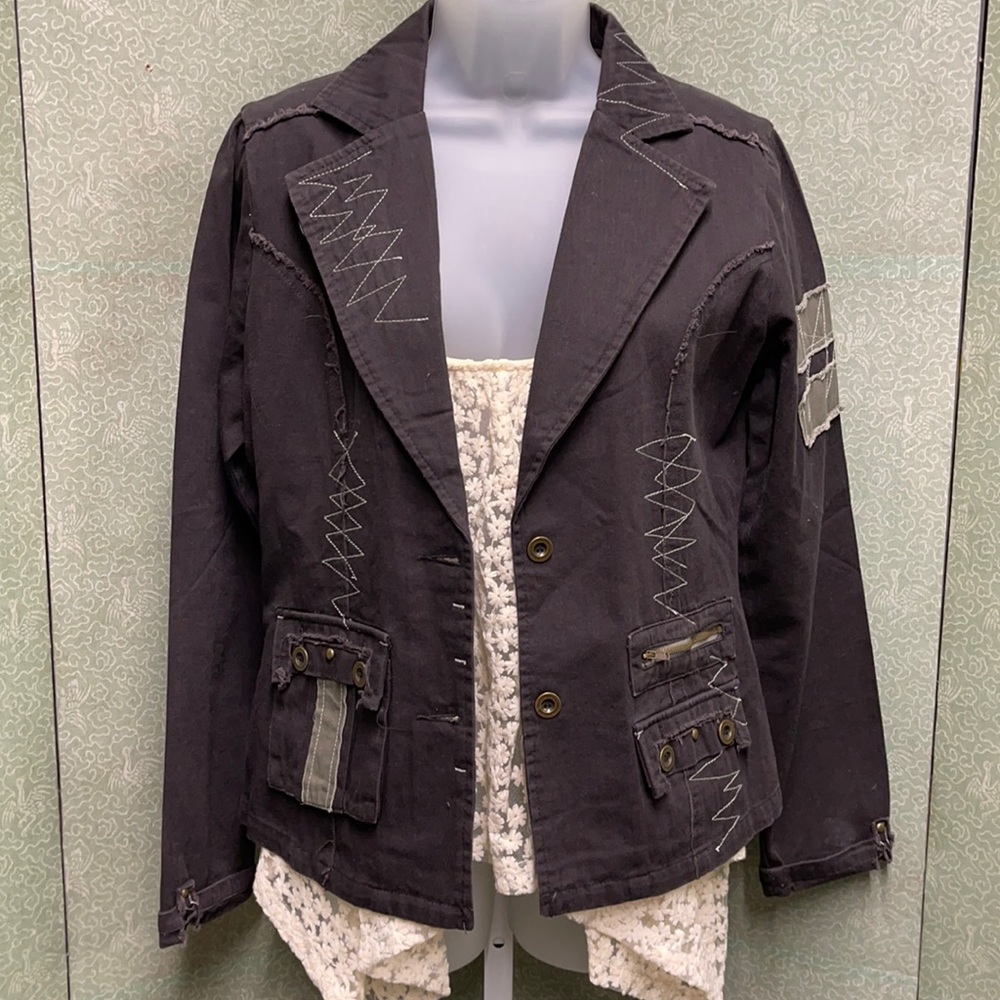💜 Unique deep purple jean jacket patch details